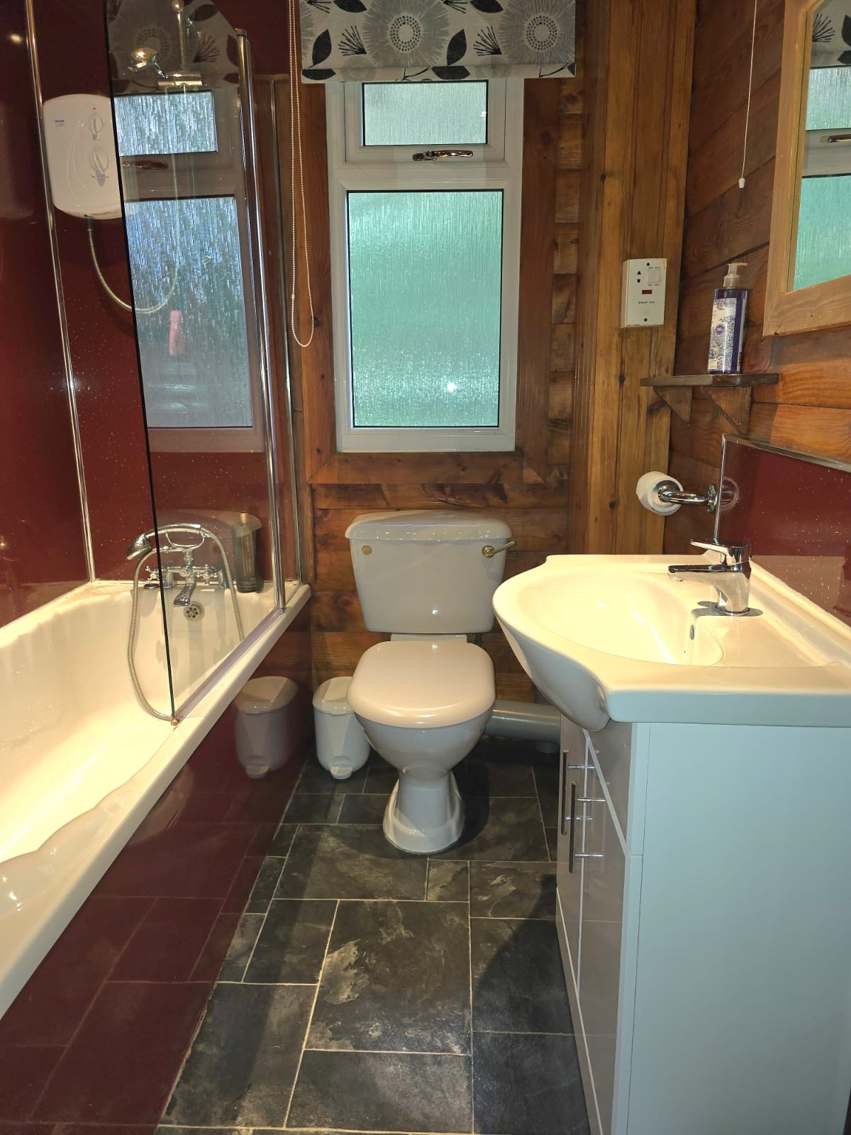 Wilderness Lodge: Idyllic Holiday Let in Dunoon | Stravaigin Lodges gallery image 9